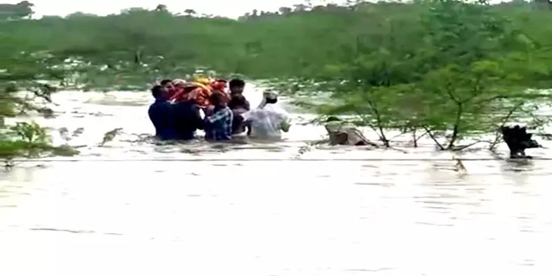 Flood-in-Kritumal-River-The-tragedy-of-carrying-a-corpse