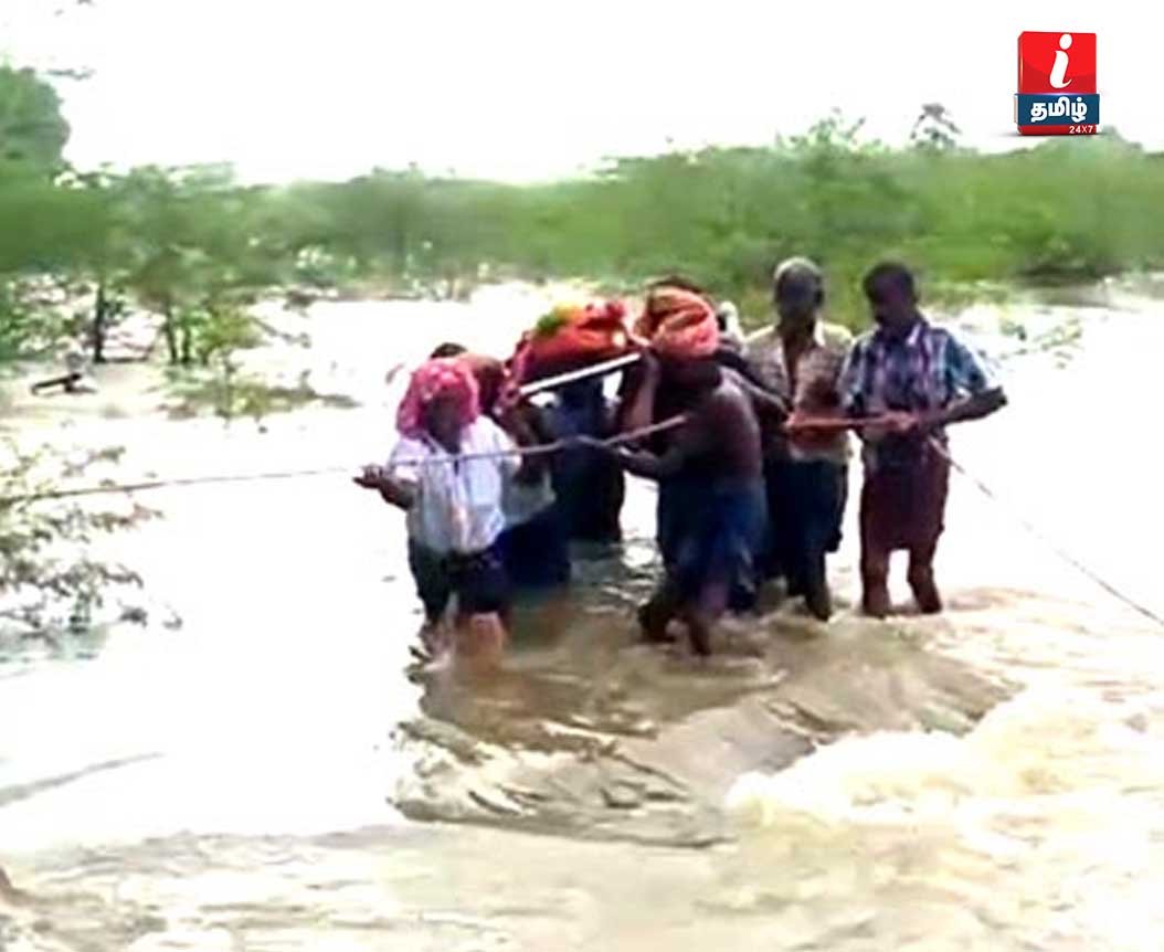 Flood-in-Kritumal-River-The-tragedy-of-carrying-a-corpse