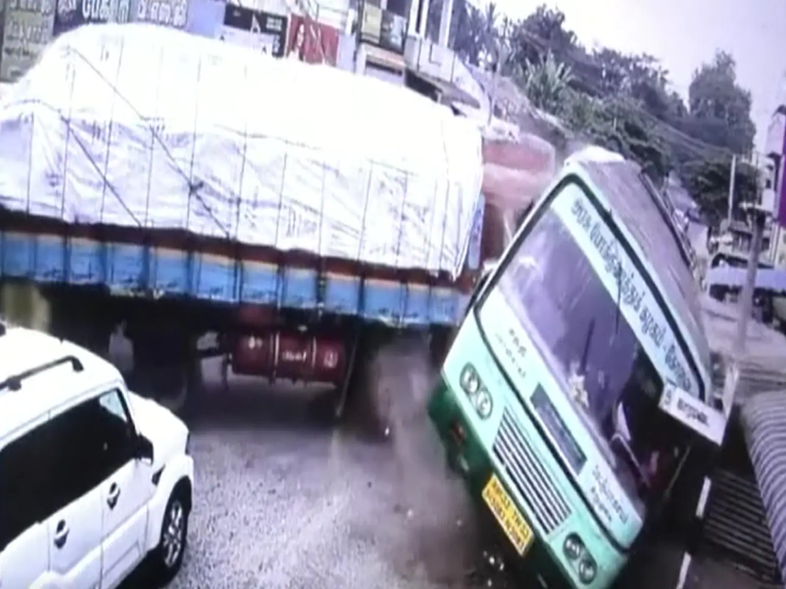 truck-collides-with-government-bus-near-coimbatore